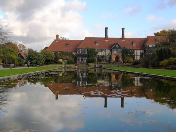 1200px-Wisley_Gardens_laboratory_8_6_7-90.jpg